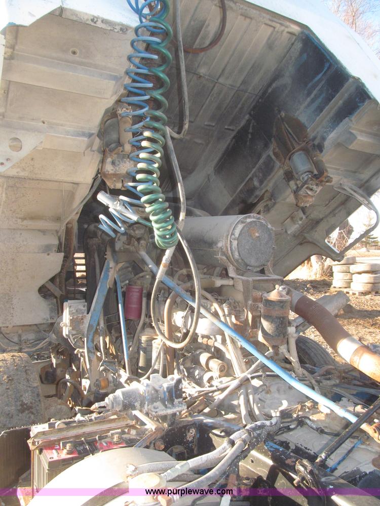 image for item F7310 1985 Mack MH613 semi truck