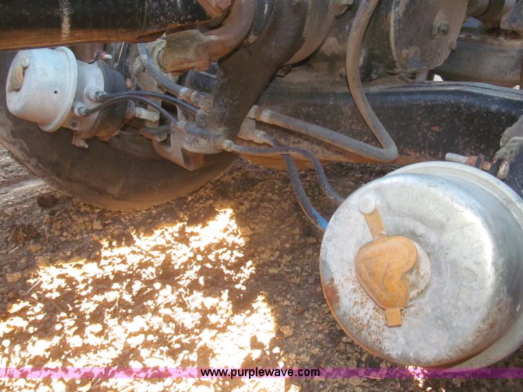 image for item F7310 1985 Mack MH613 semi truck