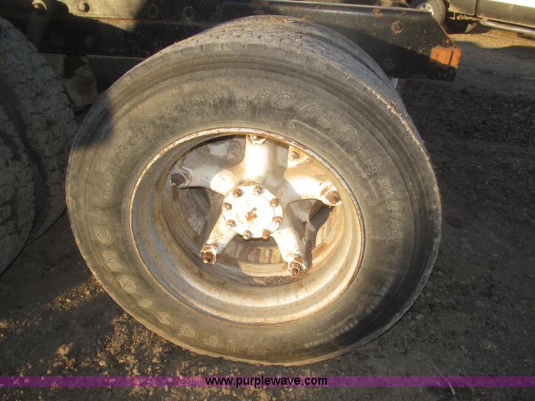 image for item F7310 1985 Mack MH613 semi truck