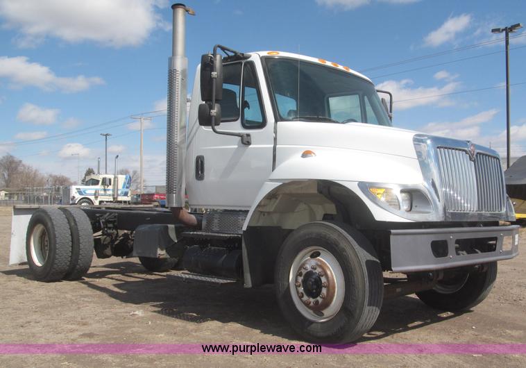 image for item F7314 2002 International 7400 cab and chassis