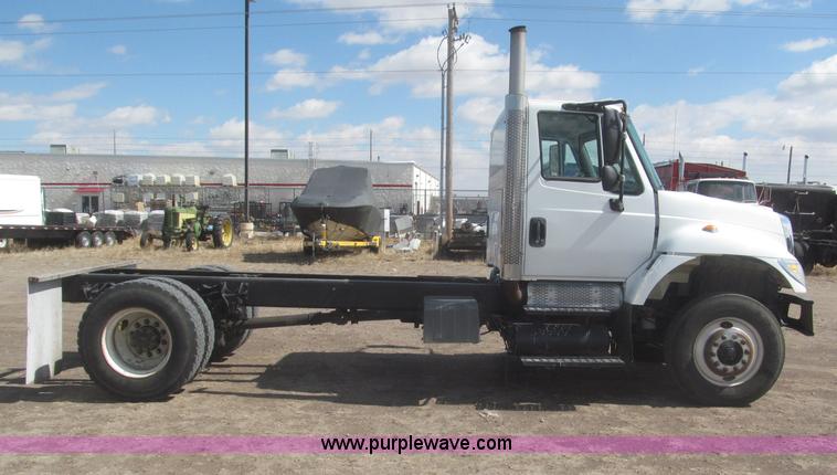 image for item F7314 2002 International 7400 cab and chassis