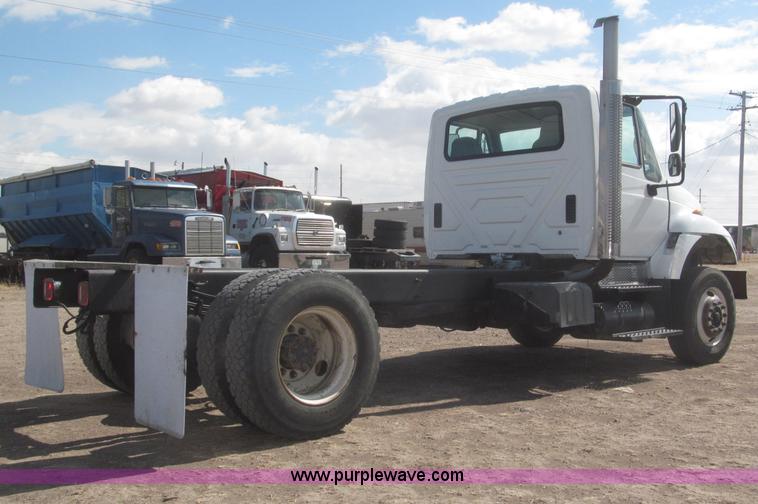 image for item F7314 2002 International 7400 cab and chassis