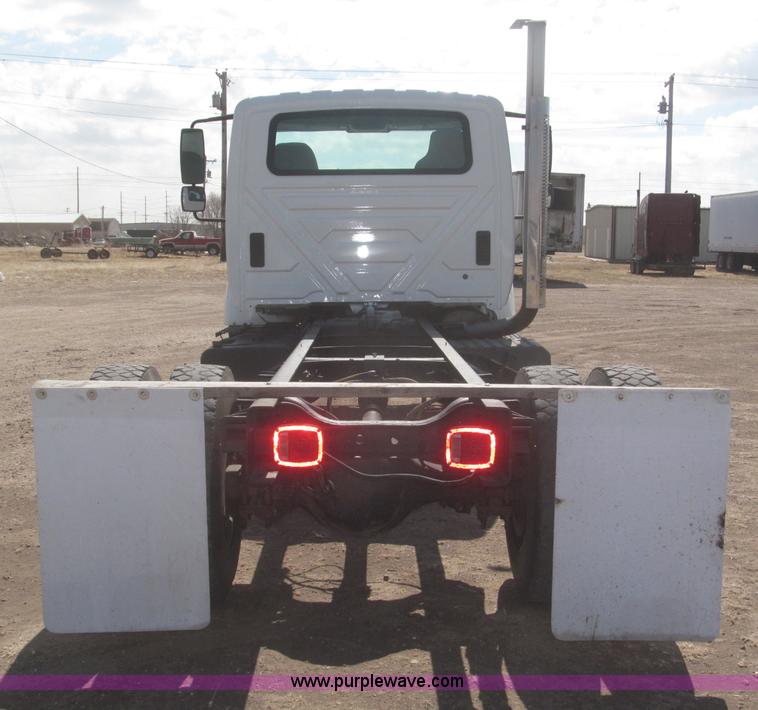 image for item F7314 2002 International 7400 cab and chassis