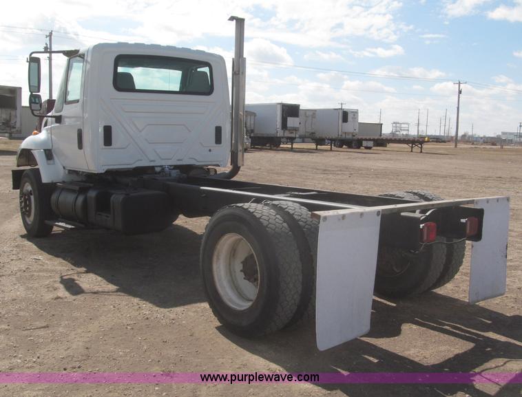 image for item F7314 2002 International 7400 cab and chassis