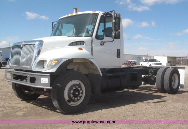 image for item F7314 2002 International 7400 cab and chassis