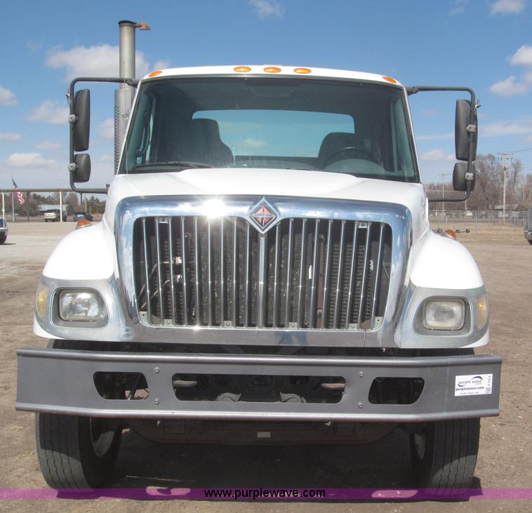 image for item F7314 2002 International 7400 cab and chassis