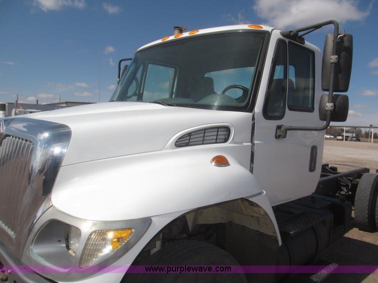 image for item F7314 2002 International 7400 cab and chassis