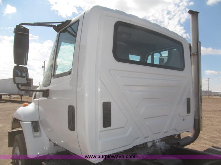 image for item F7314 2002 International 7400 cab and chassis