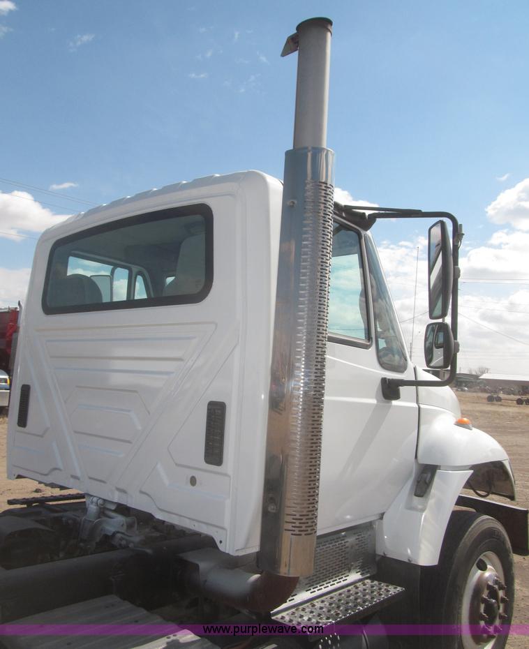 image for item F7314 2002 International 7400 cab and chassis