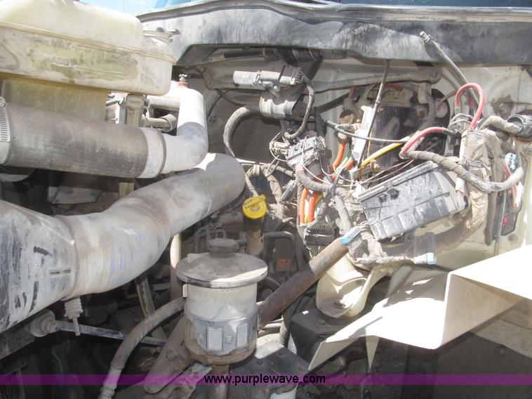 image for item F7314 2002 International 7400 cab and chassis