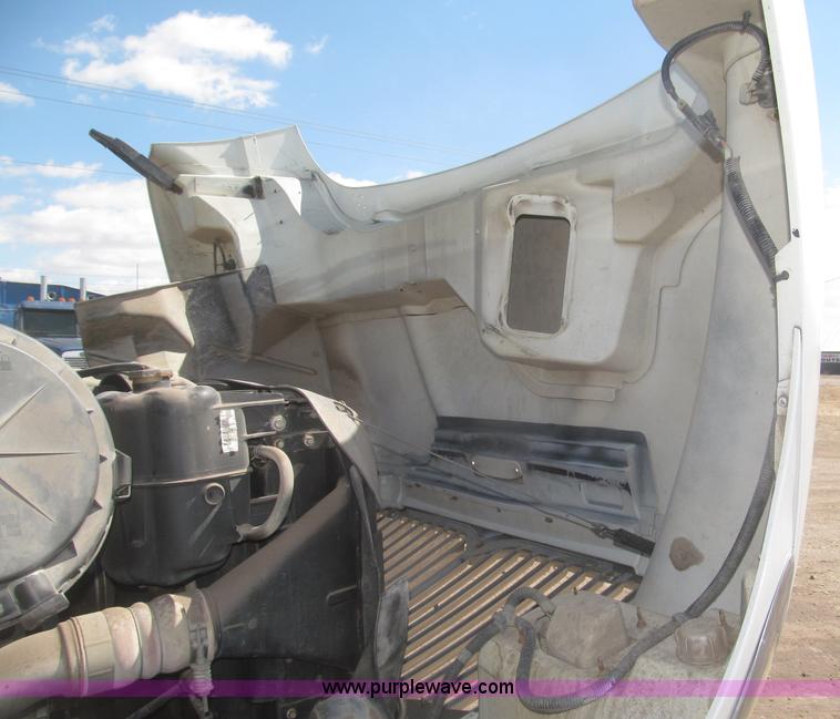 image for item F7314 2002 International 7400 cab and chassis