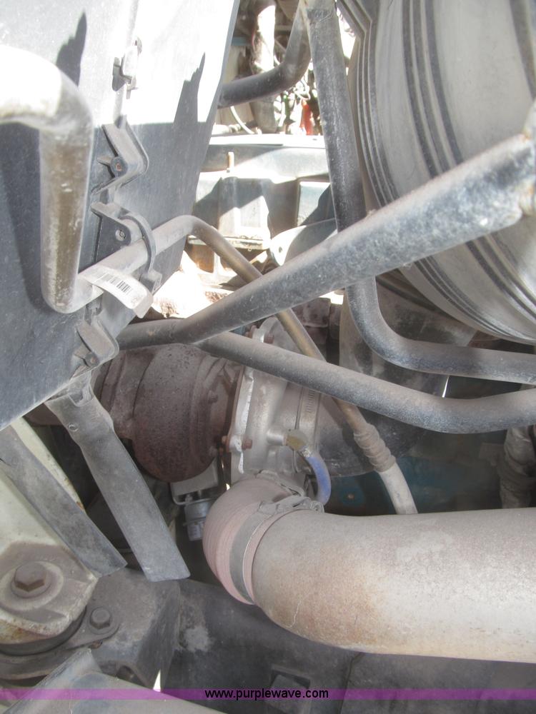 image for item F7314 2002 International 7400 cab and chassis