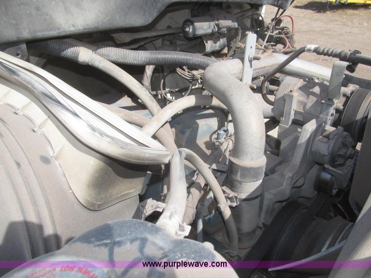 image for item F7314 2002 International 7400 cab and chassis