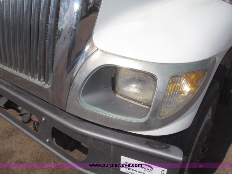 image for item F7314 2002 International 7400 cab and chassis