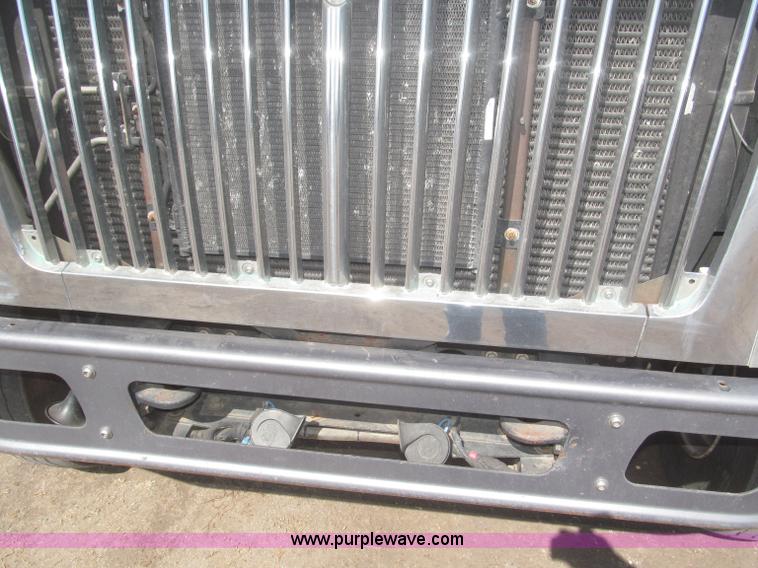 image for item F7314 2002 International 7400 cab and chassis