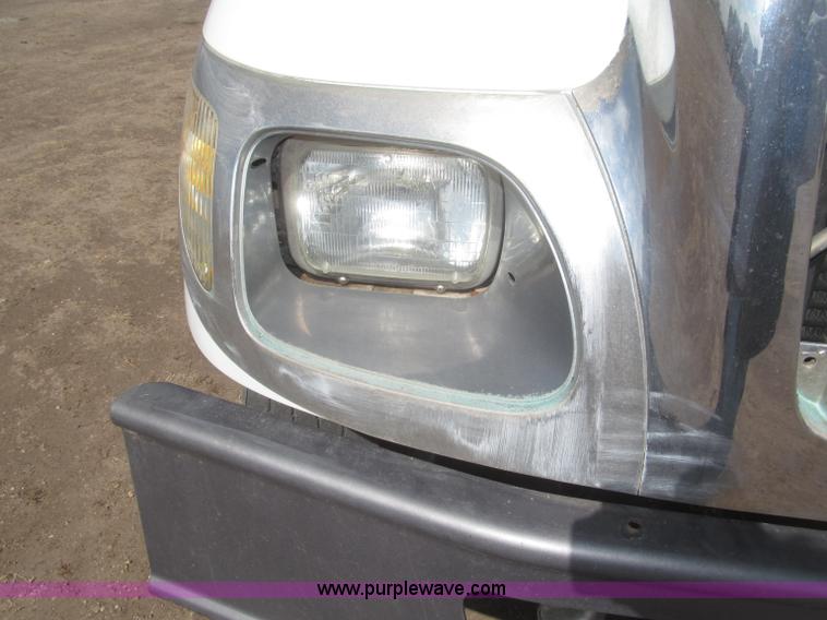 image for item F7314 2002 International 7400 cab and chassis