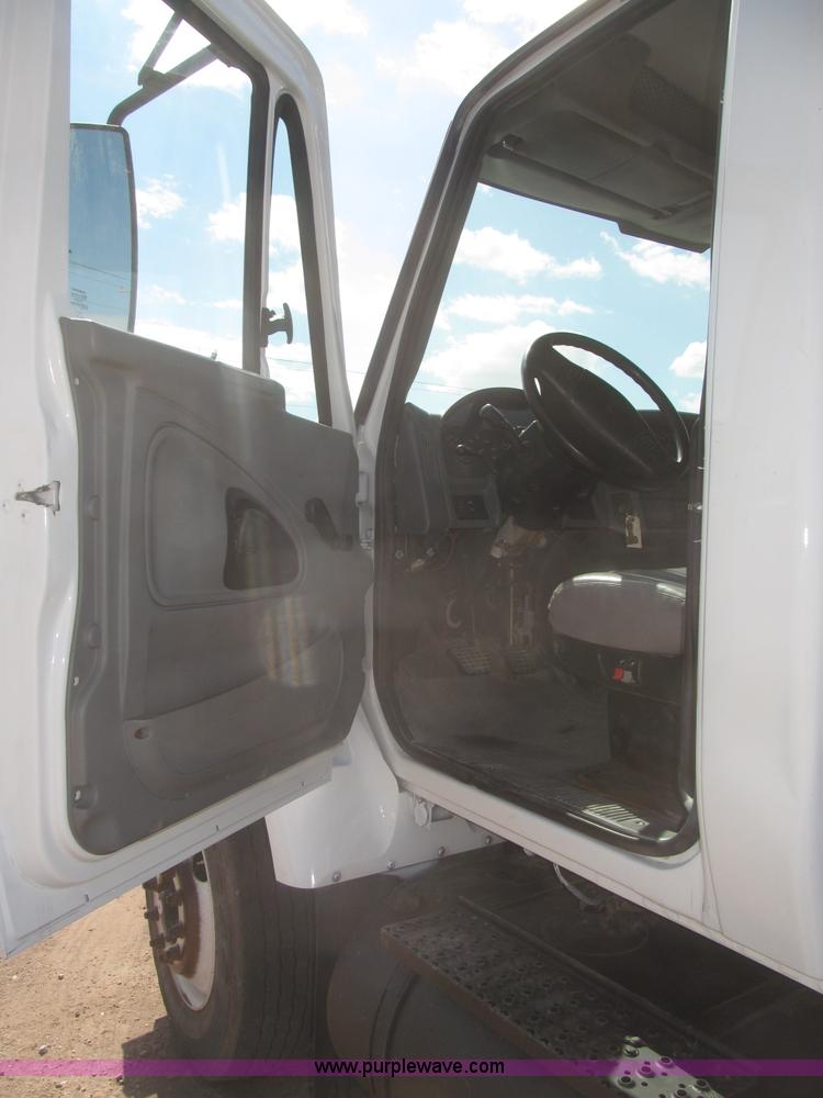 image for item F7314 2002 International 7400 cab and chassis