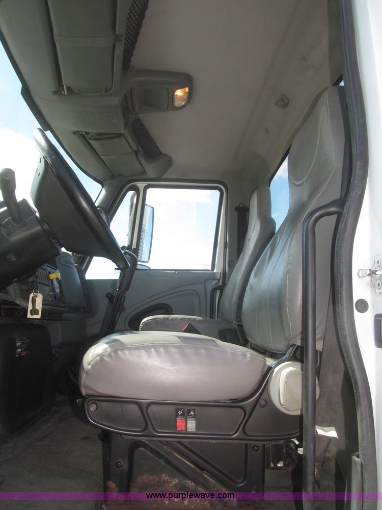 image for item F7314 2002 International 7400 cab and chassis