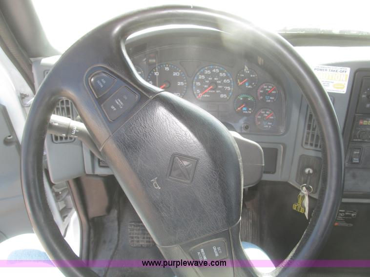 image for item F7314 2002 International 7400 cab and chassis