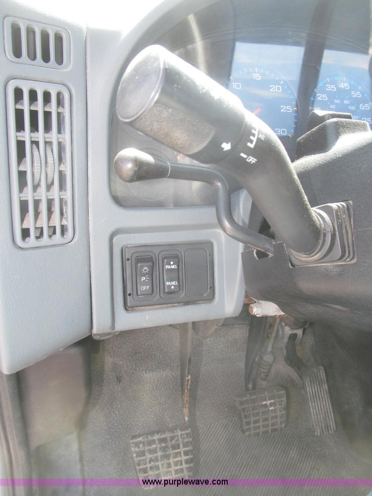 image for item F7314 2002 International 7400 cab and chassis