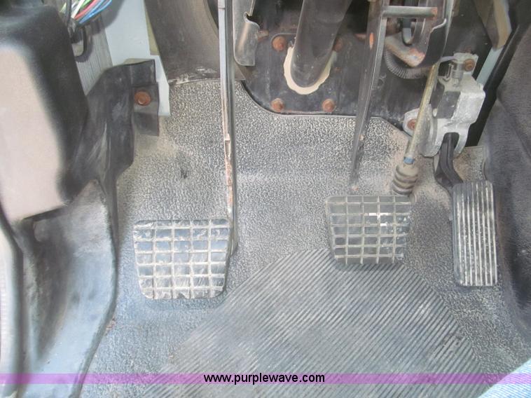 image for item F7314 2002 International 7400 cab and chassis