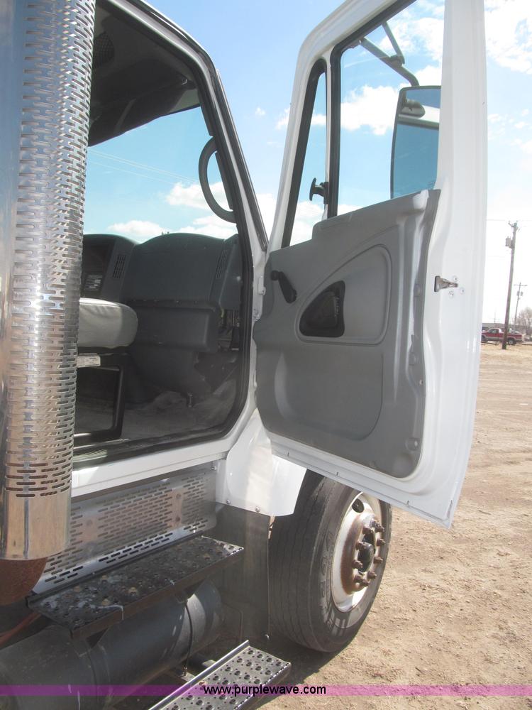 image for item F7314 2002 International 7400 cab and chassis