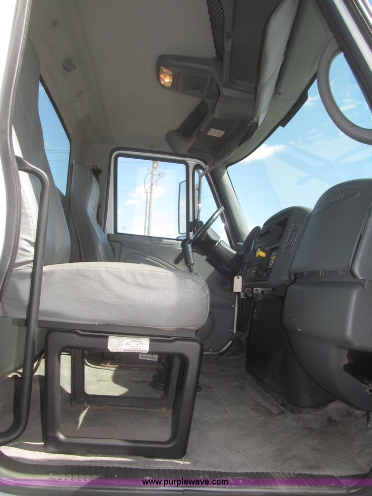 image for item F7314 2002 International 7400 cab and chassis