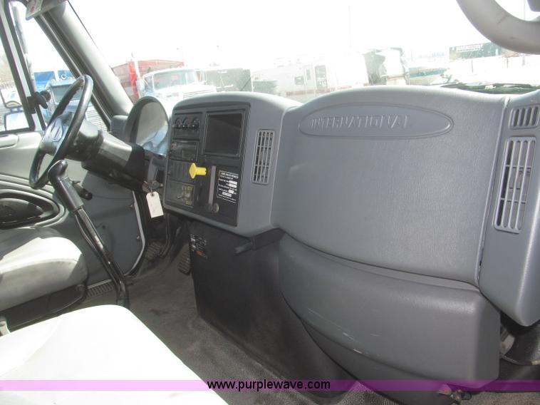 image for item F7314 2002 International 7400 cab and chassis