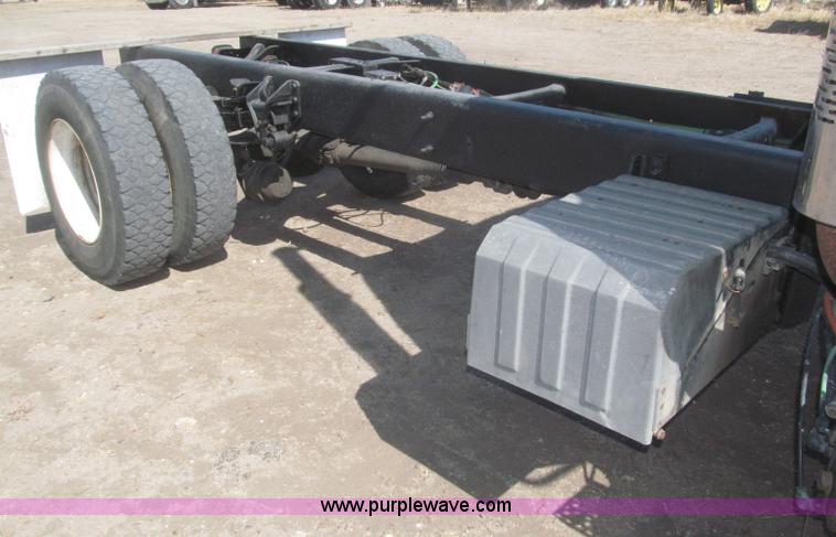 image for item F7314 2002 International 7400 cab and chassis