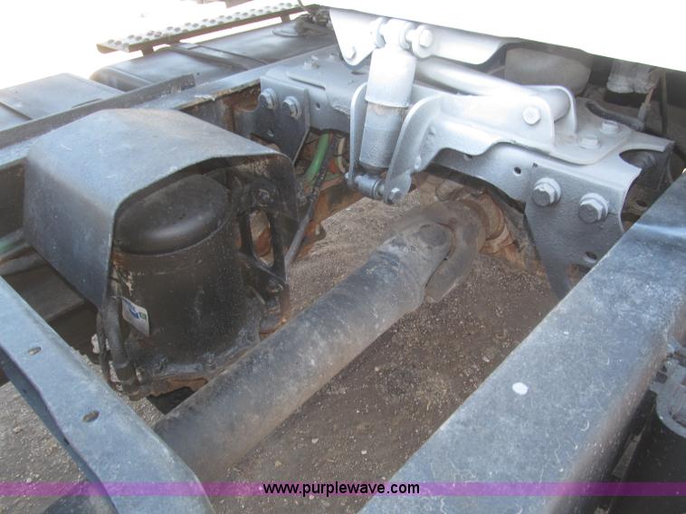 image for item F7314 2002 International 7400 cab and chassis