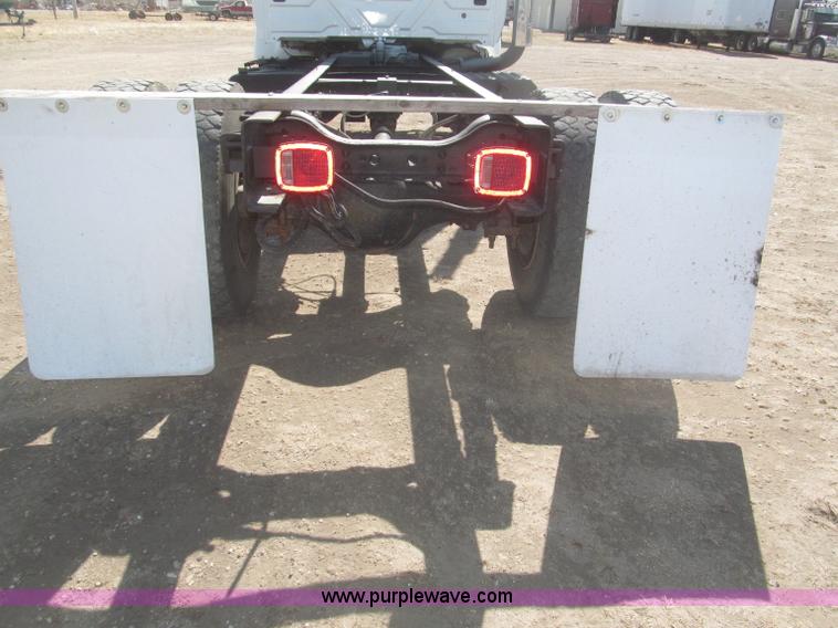 image for item F7314 2002 International 7400 cab and chassis