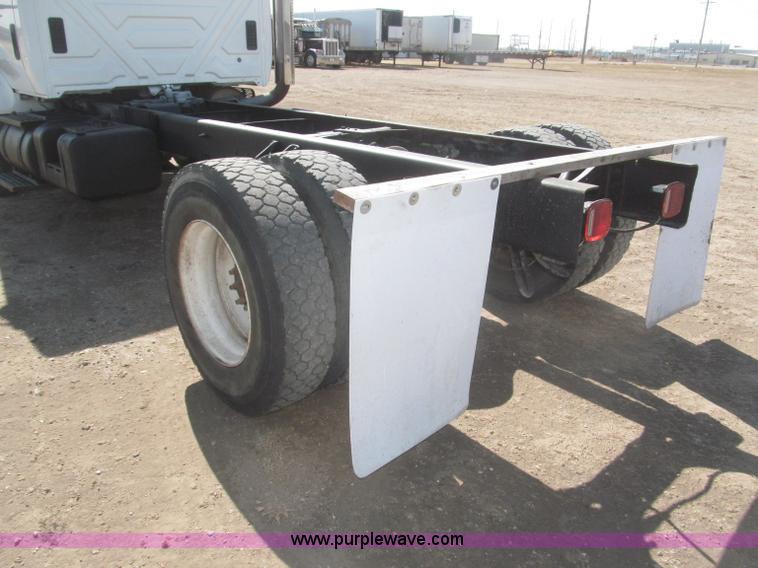image for item F7314 2002 International 7400 cab and chassis