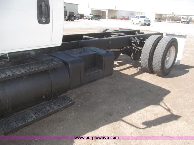 image for item F7314 2002 International 7400 cab and chassis