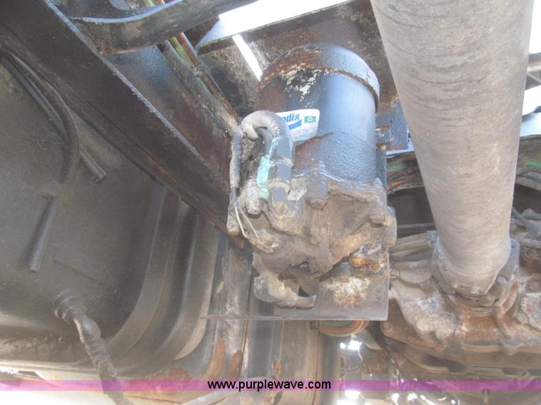 image for item F7314 2002 International 7400 cab and chassis