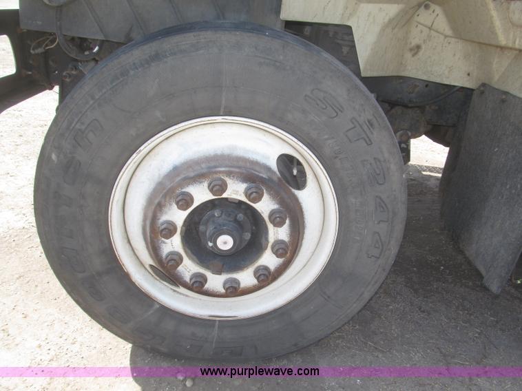 image for item F7314 2002 International 7400 cab and chassis