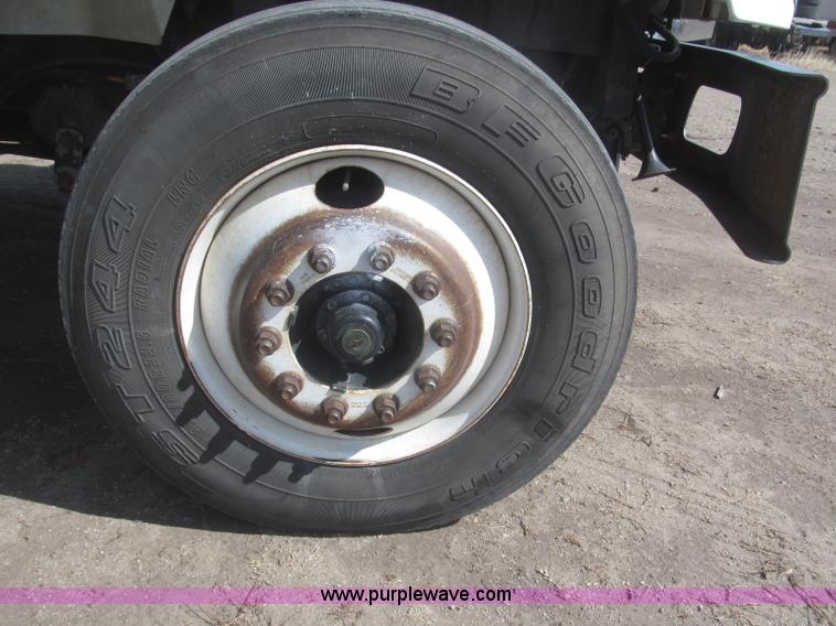 image for item F7314 2002 International 7400 cab and chassis