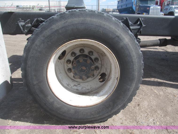 image for item F7314 2002 International 7400 cab and chassis