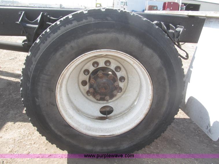 image for item F7314 2002 International 7400 cab and chassis