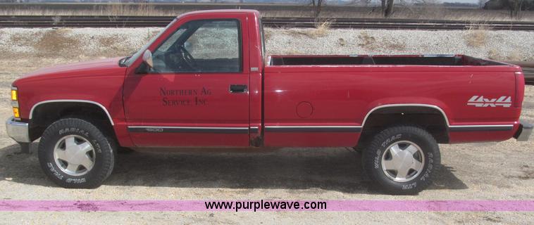 image for item F7323 1989 Chevrolet Silverado 1500 pickup truck