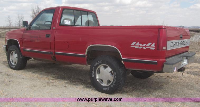 image for item F7323 1989 Chevrolet Silverado 1500 pickup truck