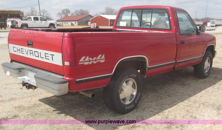 image for item F7323 1989 Chevrolet Silverado 1500 pickup truck