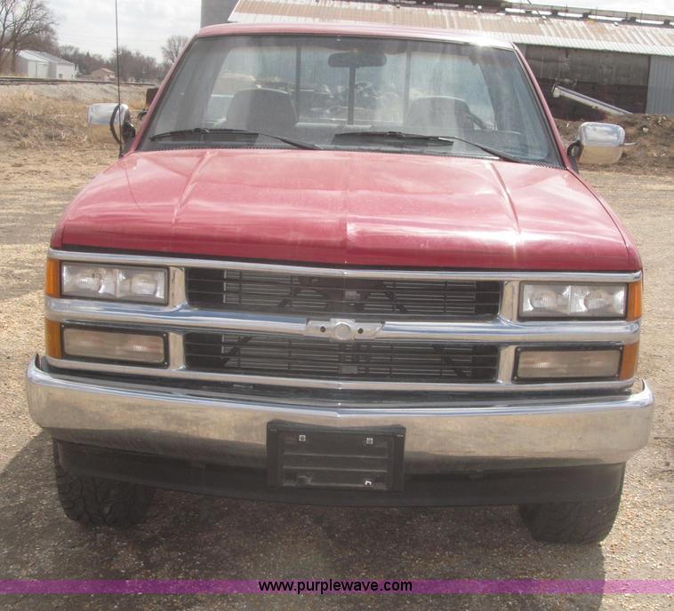 image for item F7323 1989 Chevrolet Silverado 1500 pickup truck
