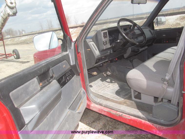 image for item F7323 1989 Chevrolet Silverado 1500 pickup truck