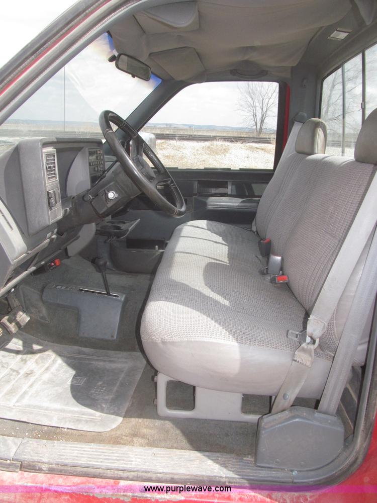 image for item F7323 1989 Chevrolet Silverado 1500 pickup truck