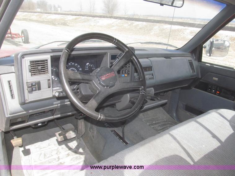image for item F7323 1989 Chevrolet Silverado 1500 pickup truck
