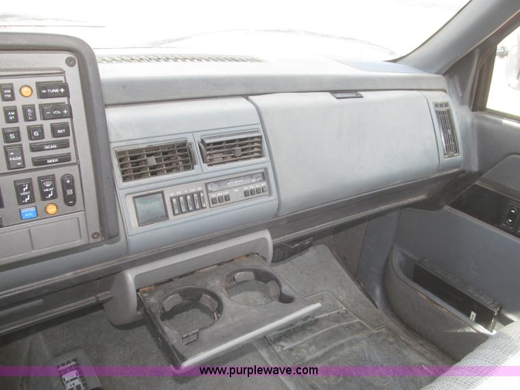 image for item F7323 1989 Chevrolet Silverado 1500 pickup truck