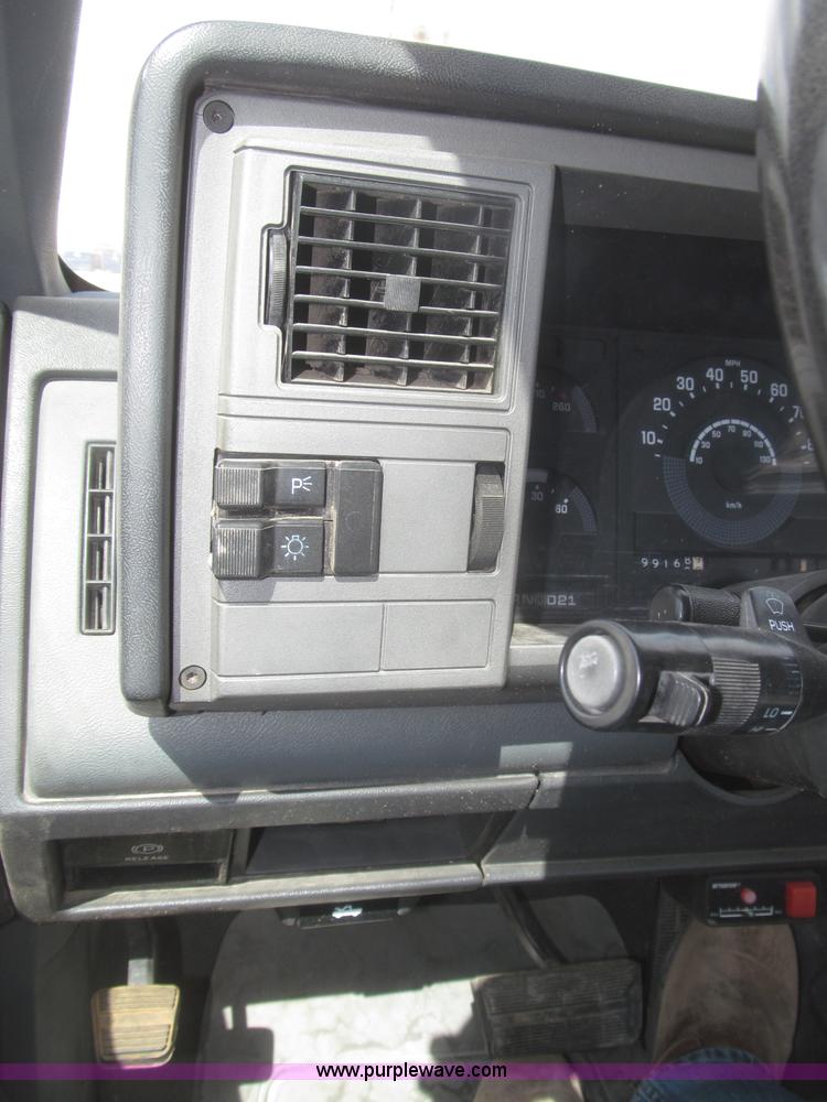 image for item F7323 1989 Chevrolet Silverado 1500 pickup truck