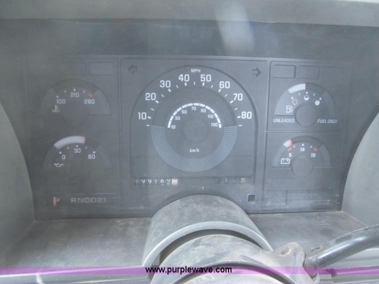 image for item F7323 1989 Chevrolet Silverado 1500 pickup truck