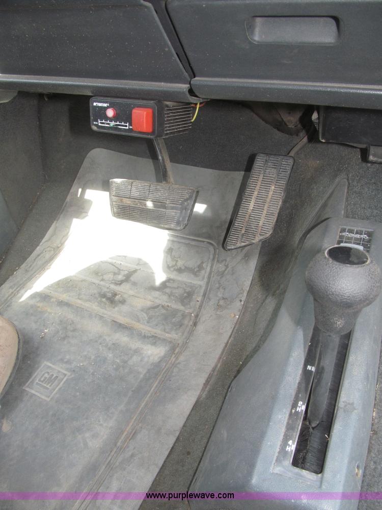 image for item F7323 1989 Chevrolet Silverado 1500 pickup truck