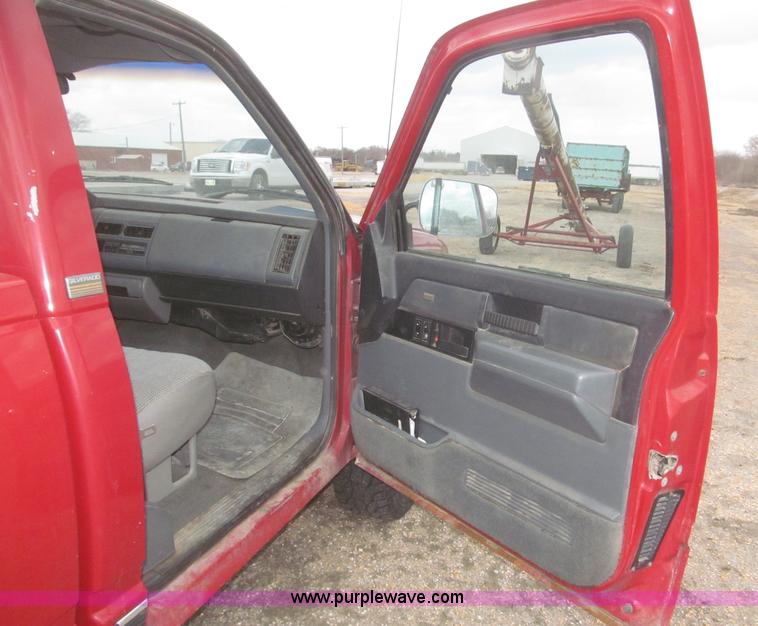 image for item F7323 1989 Chevrolet Silverado 1500 pickup truck